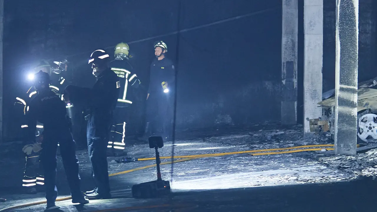 Bomberos inspeccionan un garaje comunicatorio incendiado en la calle Jos&eacute; Mar&iacute;a Coss&iacute;o, a 11 de abril de 2024, en Los Acebos, Santander. / C. Ortiz / EP
