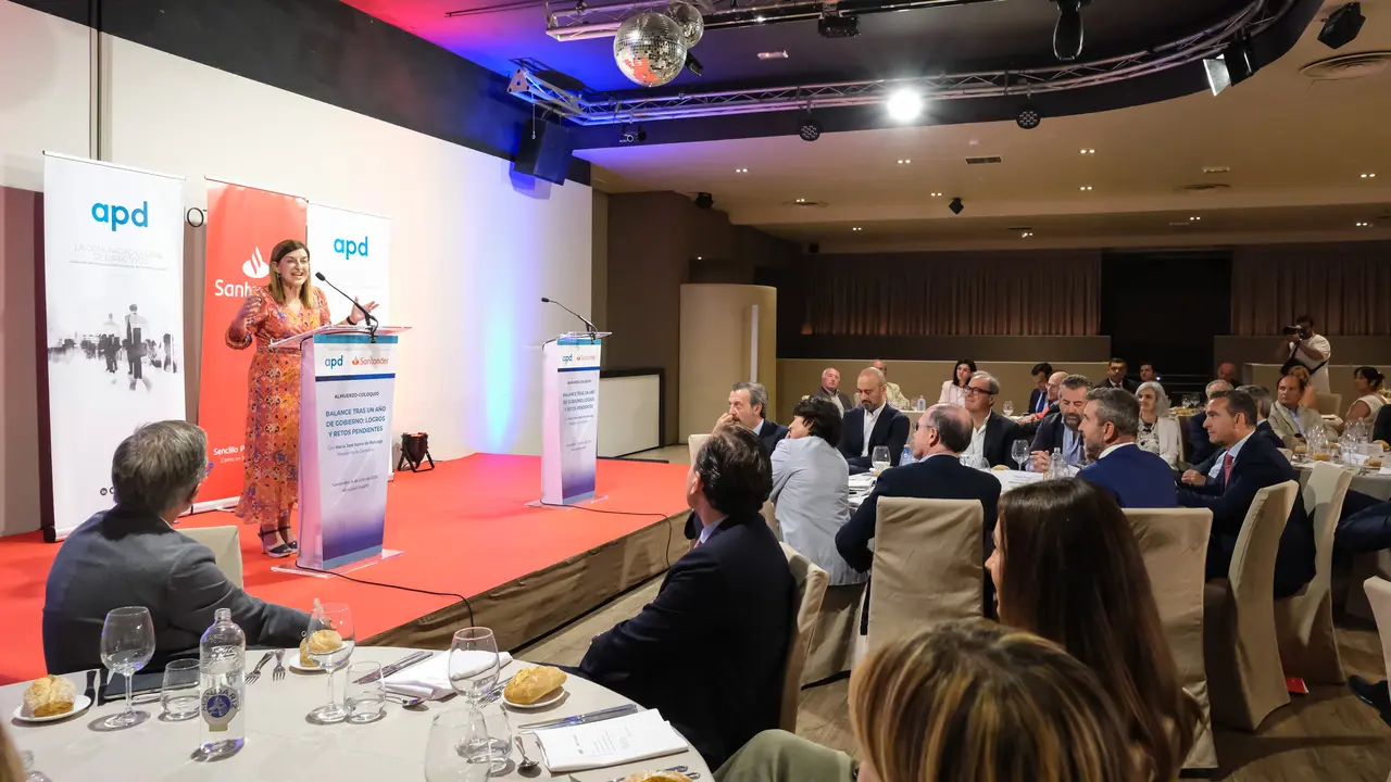 La presidenta de Cantabria, Mar&iacute;a Jos&eacute; S&aacute;enz de Buruaga, interviene en el almuerzo-coloquio. / Ra&uacute;l Lucio