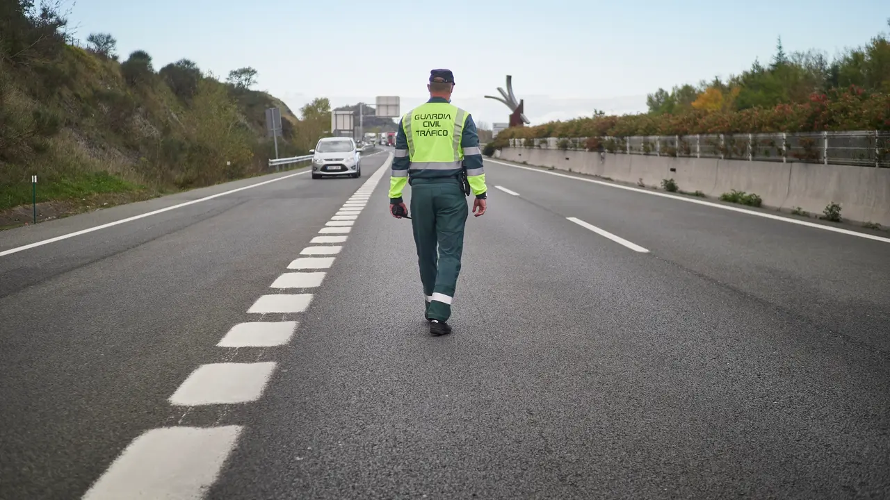 Un agente de Tr&aacute;fico de la Guardia Civil. / Eduardo Sanz. / EP