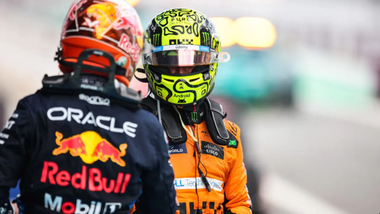 El brit&aacute;nico Lando Norris (McLaren) saluda a Max Verstappen (Red Bull), en el Gran Premio de Espa&ntilde;a 2024. / EP