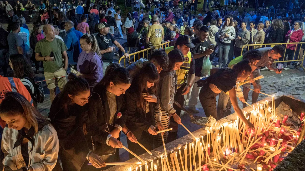 Encendido de velas en las Fiestas del Carmen de Revilla de Camargo 2023. / Alberto. G. Iba&ntilde;ez