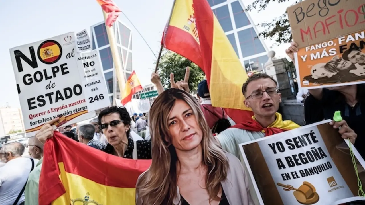 Varias personas se concentran para protestar contra el presidente del Gobierno antes de que su mujer, Bego&ntilde;a G&oacute;mez, llegue a declarar como investigada, en los juzgados de Plaza de Castilla, a 5 de julio de 2024, en Madrid (Espa&ntilde;a). El titular del Juzgado de Instrucci&oacute;n n&uacute;mero 41 de Madrid, Juan Carlos Peinado, ha citado a declarar como investigada a Bego&ntilde;a G&oacute;mez, esposa del presidente del Gobierno, Pedro S&aacute;nchez, por la presunta comisi&oacute;n de los delitos de corrupci&oacute;n en el sector privado y tr&aacute;fico de influencias, dentro de las diligencias abiertas por la relaci&oacute;n profesional con diversos empresarios.
05 JULIO 2024;JUZGADO;JUICIO;DECLARACI&Oacute;N
Diego Radam&eacute;s / Europa Press
05/7/2024