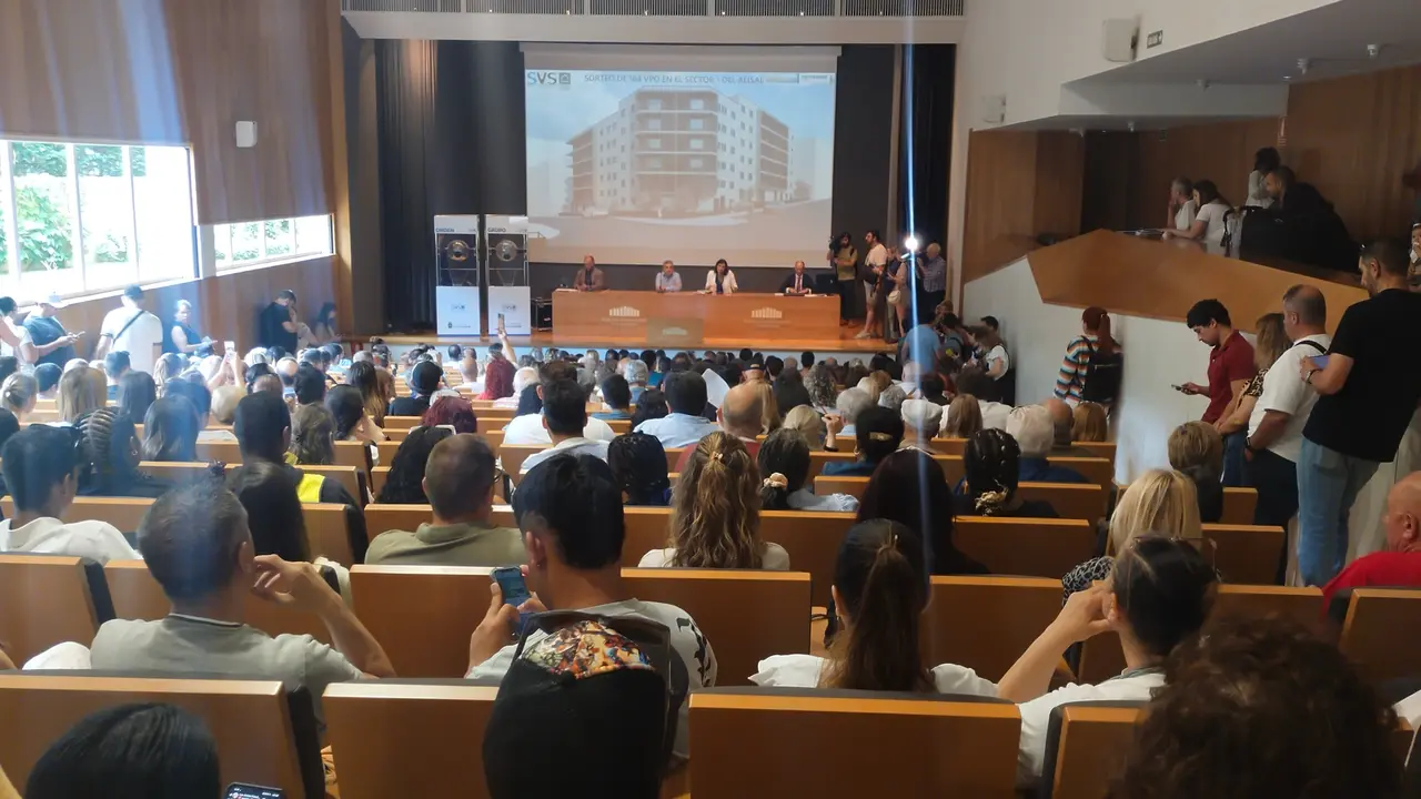 Sorteo de las VPO de Santander en el sal&oacute;n de actos del Palacio de Exposiciones. / EP