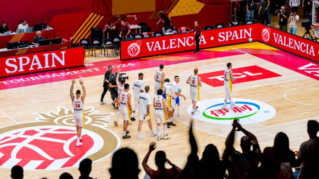 La selecci&oacute;n espa&ntilde;ola de baloncesto celebra el pase a las semifinales del Preol&iacute;mpico . / EP