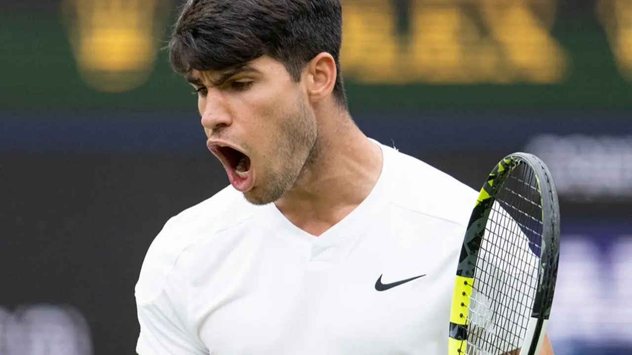 Alcaraz celebra un punto ante Tiafoe. / Wimbledon