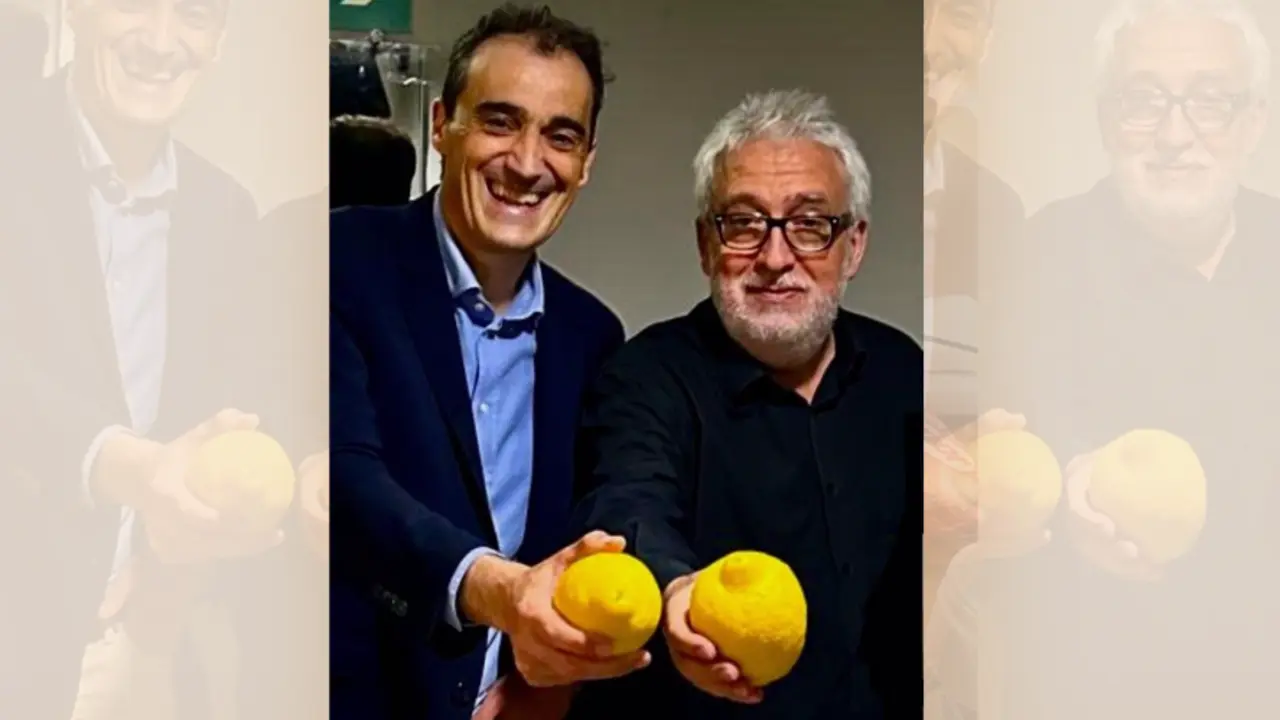 El alcalde Enrique Bretones y el actor Leo Harlem AYUNTAMIENTO DE ALFOZ DE LLOREDO