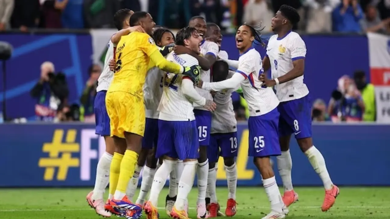 El franc&eacute;s Demb&eacute;l&eacute; ha sido elegido Jugador Vivo del Partido. El panel de observadores t&eacute;cnicos de la UEFA afirm&oacute;: "El suplente cambi&oacute; el juego para Francia y mantuvo la calma para marcar su penalti. La velocidad y la habilidad del delantero lo convirtieron en una amenaza constante".