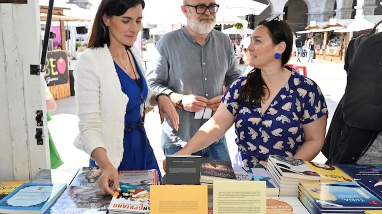 Gema Igual junto a la concejal de cultura del Ayuntamiento de Santander, Noem&iacute; Mendez en la inauguraci&oacute;n del Festival de Libro de Santander. / A.E.