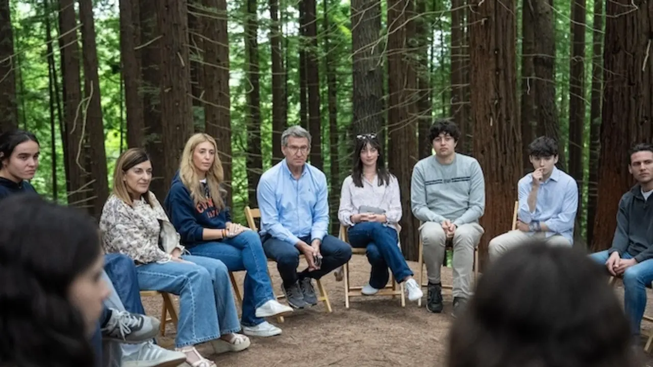 Feij&oacute;o junto a los participantes en los campamentos de verano de Reformismo21 en Cantabria. / A.E.