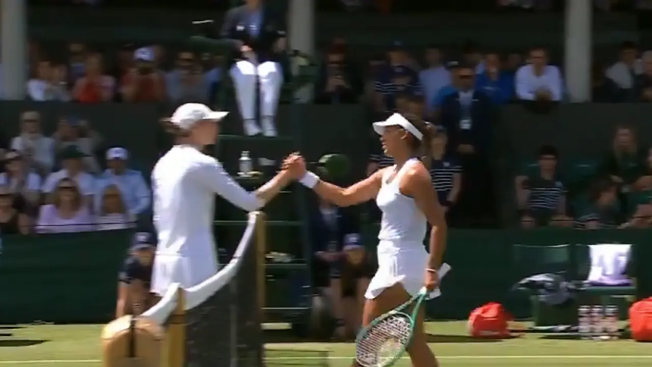 Bucsa y Bounzas tras finalizar el partido en Wimbledom. / A.E.