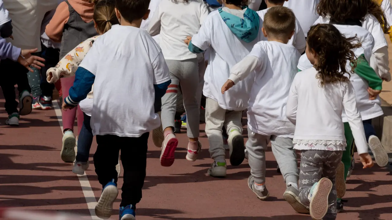 Un grupo de ni&ntilde;os corre durante la novena edici&oacute;n de 'La Vuelta al Cole'. / Eduardo Parra