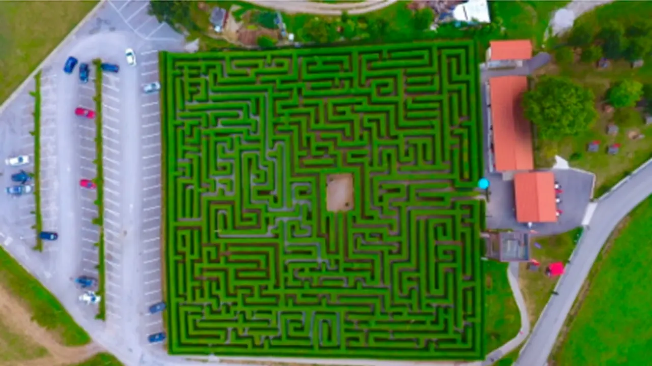 Vista a&eacute;rea del laberinto y el aparcamiento disponible. / Laberinto de Villapresente