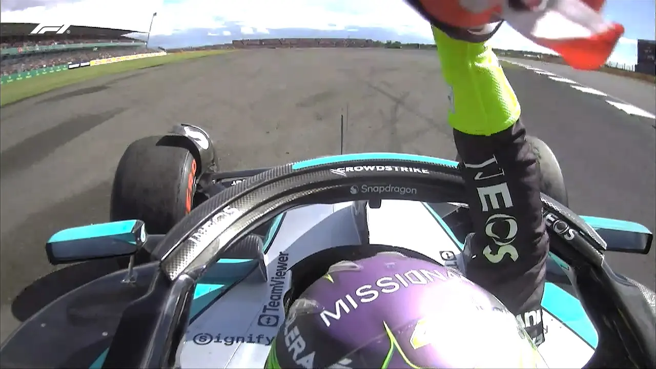El piloto brit&aacute;nico, Lewis Hamilton, celebra la victoria en Silverstone. / F1