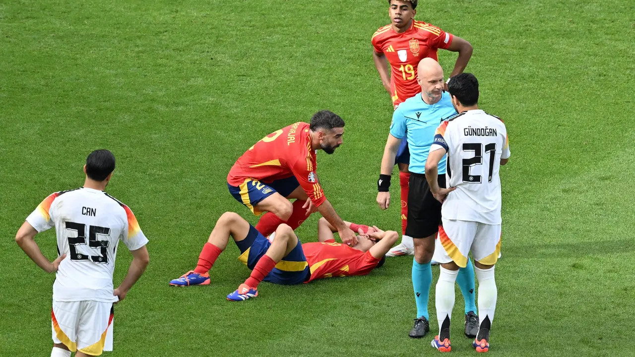 Pedri tras la dura entrada de Kroos en el partido de la Eurocopa. / Bernd Wei&szlig;brod