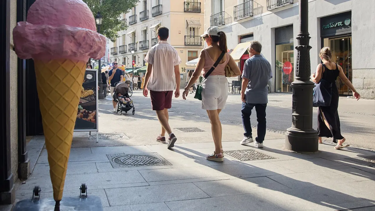 Varias personas caminando por el centro de Madrid. Jes&uacute;s Hell&iacute;n