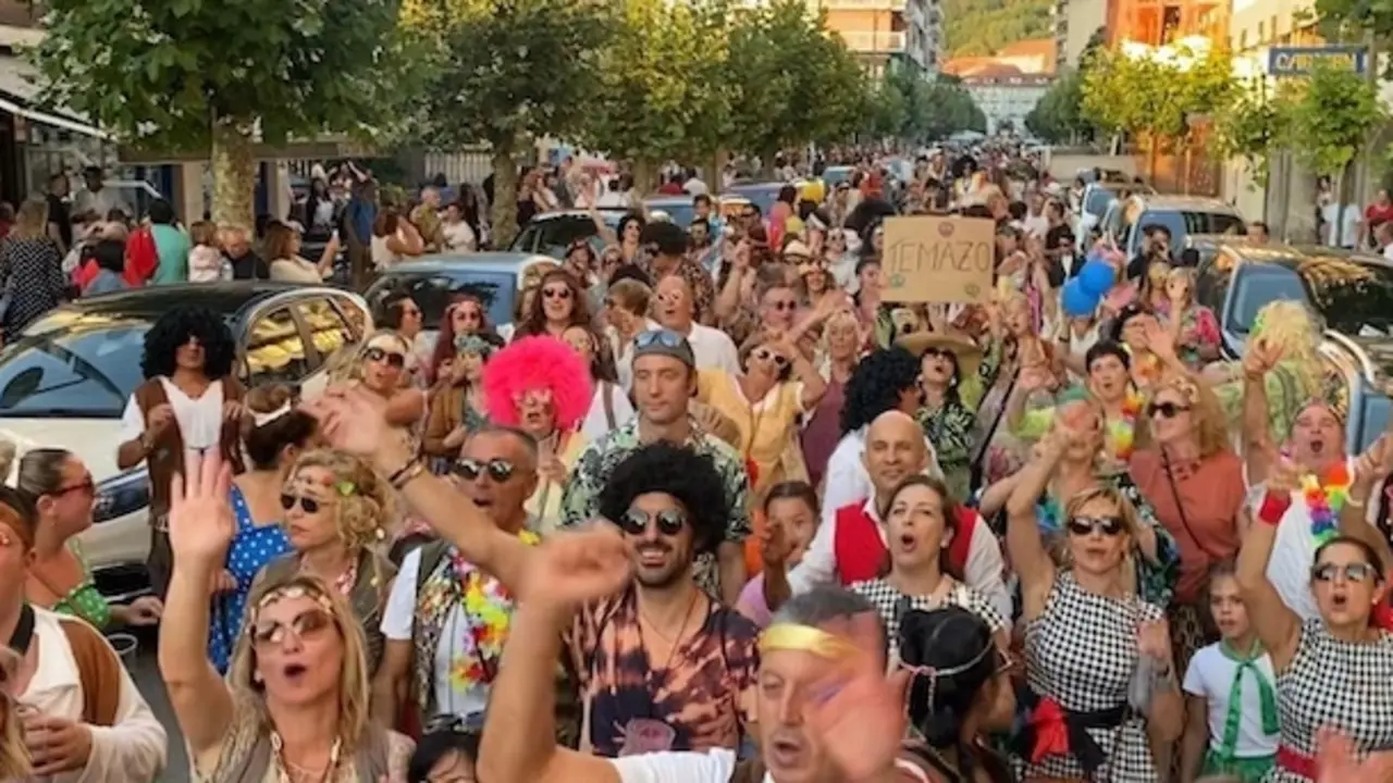 Gente durante la celebraci&oacute;n del &ldquo;Laredo Yey&eacute;&rdquo;, que desaparece de Laredo y ha sido fundamental para atraer turistas y animar las noches de verano en esta localidad costera. / A.E.