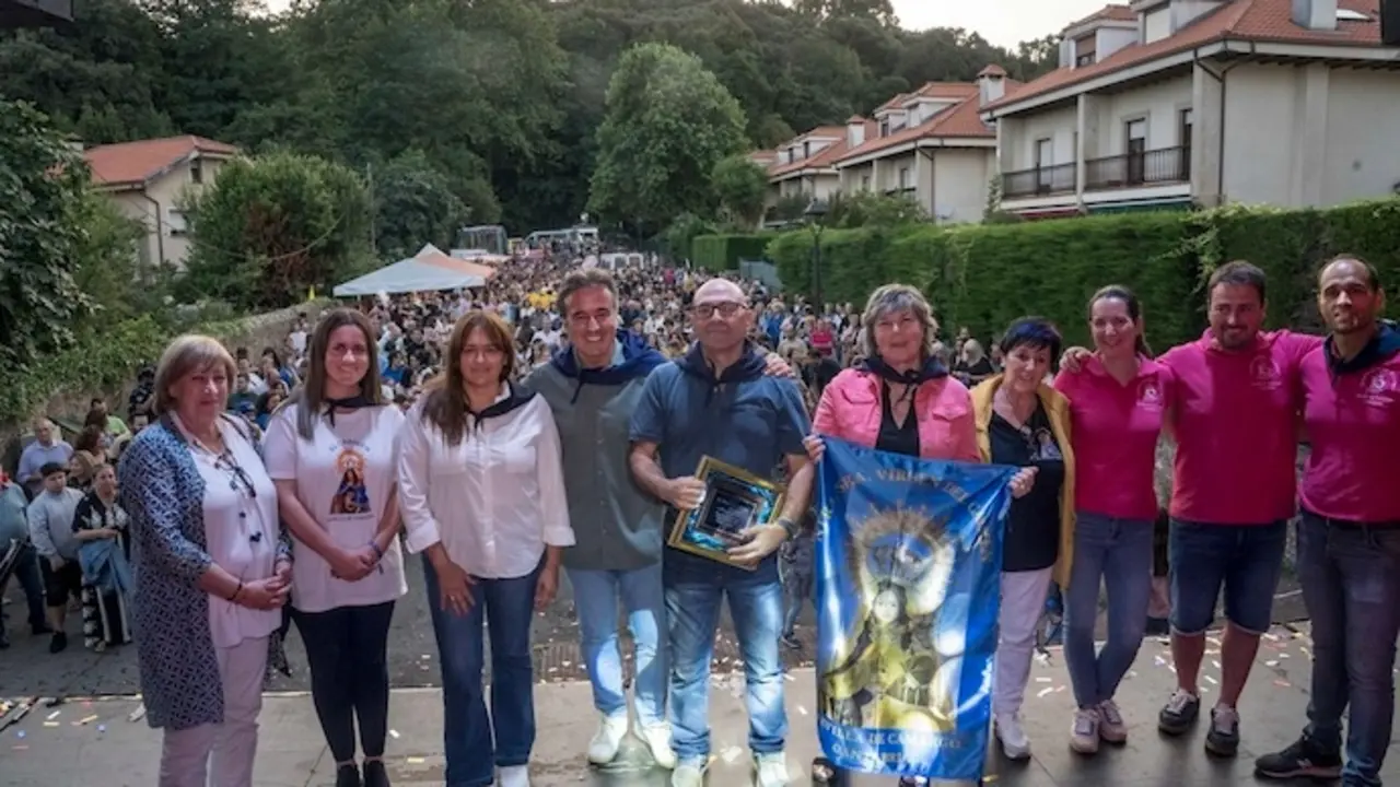 El alcalde Diego Movell&aacute;n, junto al pregonero de las Fiestas del Carmen.