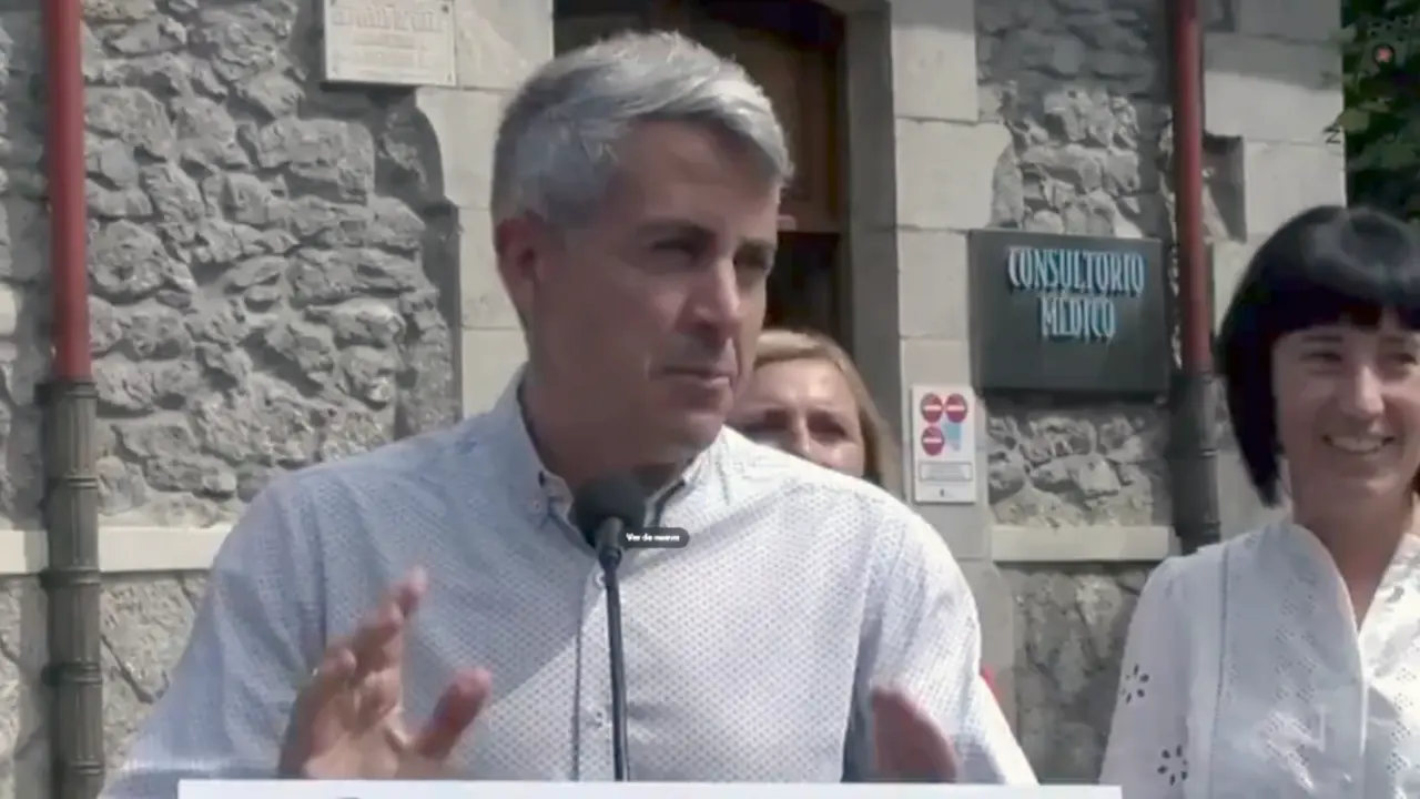 El secretario general del PSOE de Cantabria, Pablo Zuloaga junto la vocal socialista de la Junta Vecinal de Valle de Ruesga, Beatriz Cano.