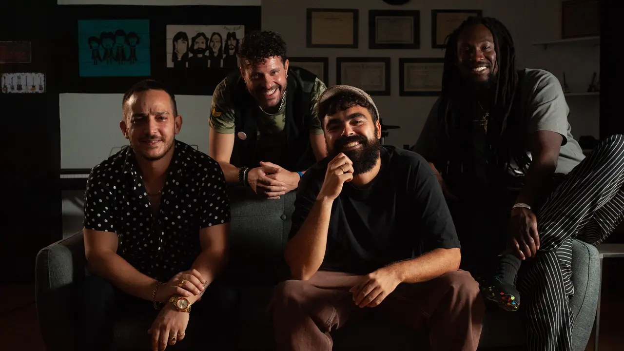 El grupo A Duras Penas. / EP