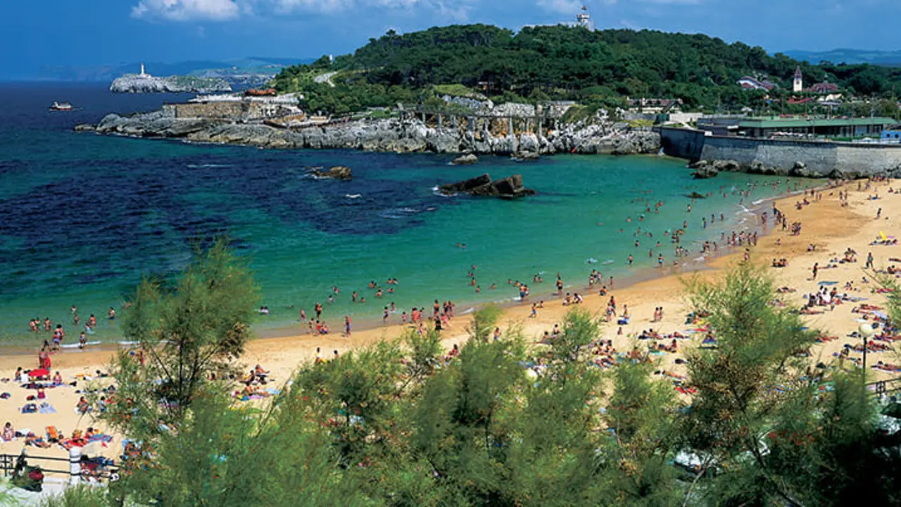 Vista de la playa y al fondo la pen&iacute;nsula de La Magdalena en Santander. / Alerta