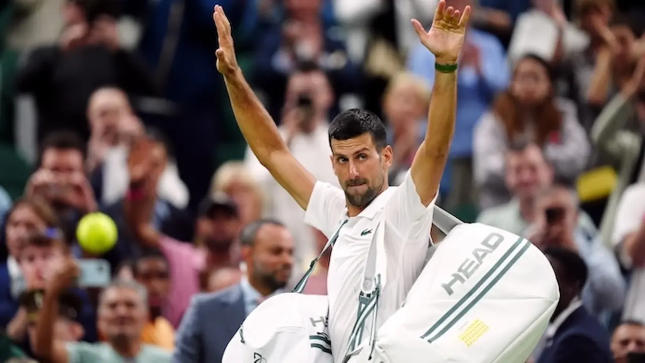 El tenista serbio Novak Djokovic abandona la pista tras vencer al dan&eacute;s Holger Rune durante su partido de tenis individual masculino de octavos de final en la octava jornada de los Campeonatos de Wimbledon 2024 en el All England Lawn Tennis and Croquet Club, Londres. Foto: Mike Egerton/PA Wire