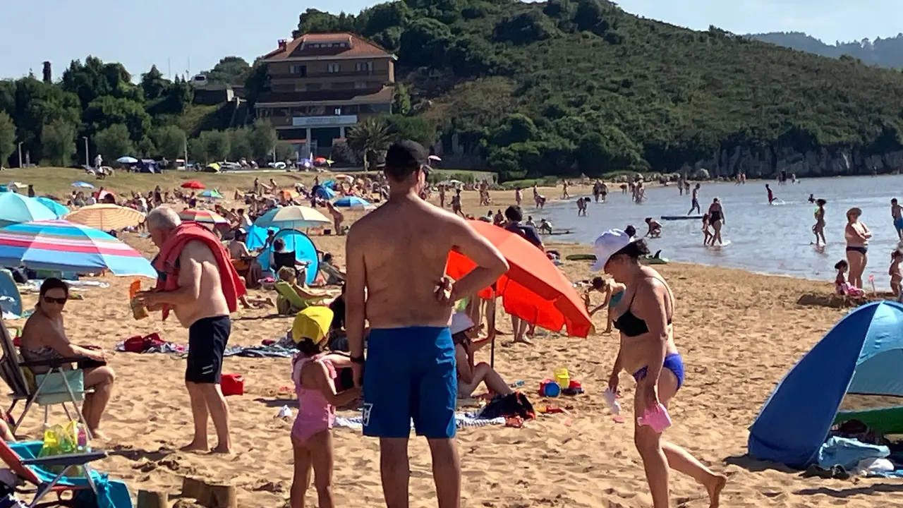 La playa de Usil en Mogro, Miengo, Cantabria, abarrotada de gente en un d&iacute;a caluroso que super&oacute; los 30 grados, el 8 de julio de 2024.