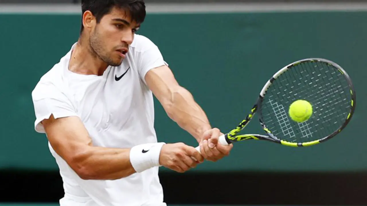 El tenista murciano Carlos Alcaraz contra el americano Tommy Paul en Wimbledon. / red x