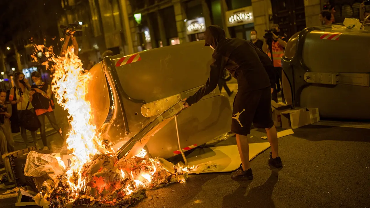 Un manifestante empieza a quemar un contenedor durante una manifestaci&oacute;n por el refer&eacute;ndum del 1-O en Catalu&ntilde;a en 2021. La manifestaci&oacute;n estaba convocada por los CDR. EP / Archivo