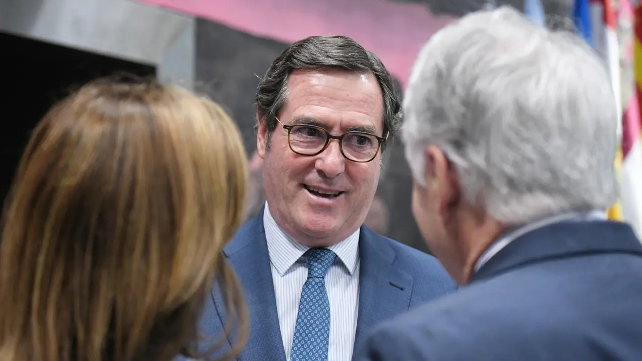 El presidente de la CEOE, Antonio Garamendi (c), a su llegada a la Asamblea General de la CEOE. Fernando S&aacute;nchez