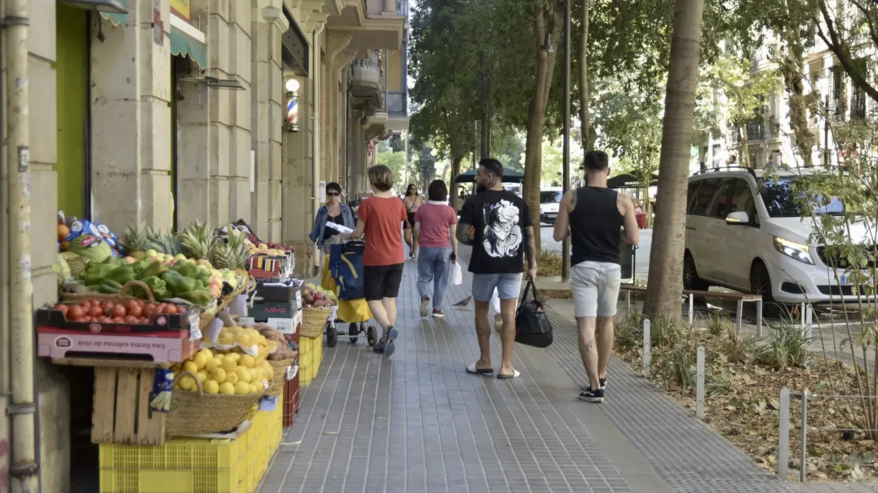 Varias personas caminan a lo largo de la calle Consell de Cent. EP / Archivo