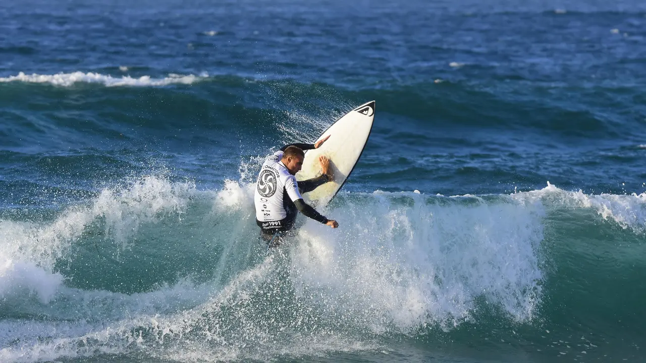 Un surfista en la playa de Somo. / EP