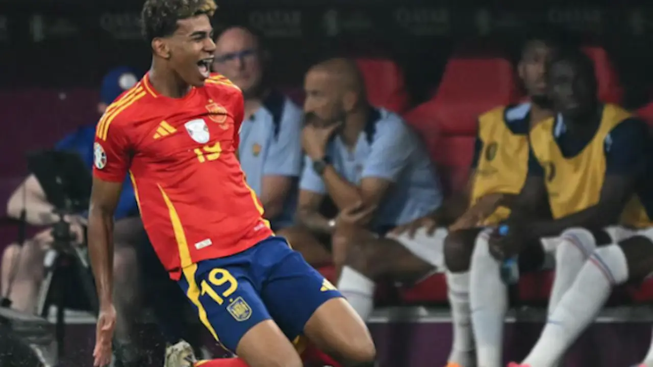 &iexcl;Vaya manera de hacer historia en la Eurocopa! Con 16 a&ntilde;os y 362 d&iacute;as, Yamal se ha convertido en el goleador m&aacute;s joven de la historia de la fase final del torneo, superando a Johan Vonlanthen (18 a&ntilde;os y 141 d&iacute;as), que tambi&eacute;n marc&oacute; contra Francia en la Eurocopa 2004.