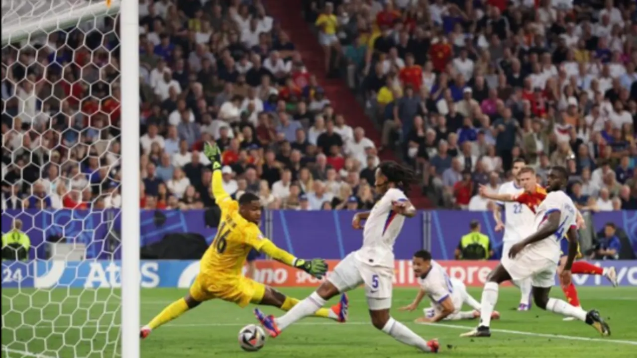 &iexcl;Espa&ntilde;a se adelanta por primera vez! Un toque preciso de Dani Olmo le da espacio al centrocampista dentro del &aacute;rea por la derecha, lo que le permite disparar con la derecha y el desafortunado Kound&eacute; desv&iacute;a hacia el fondo de la red.