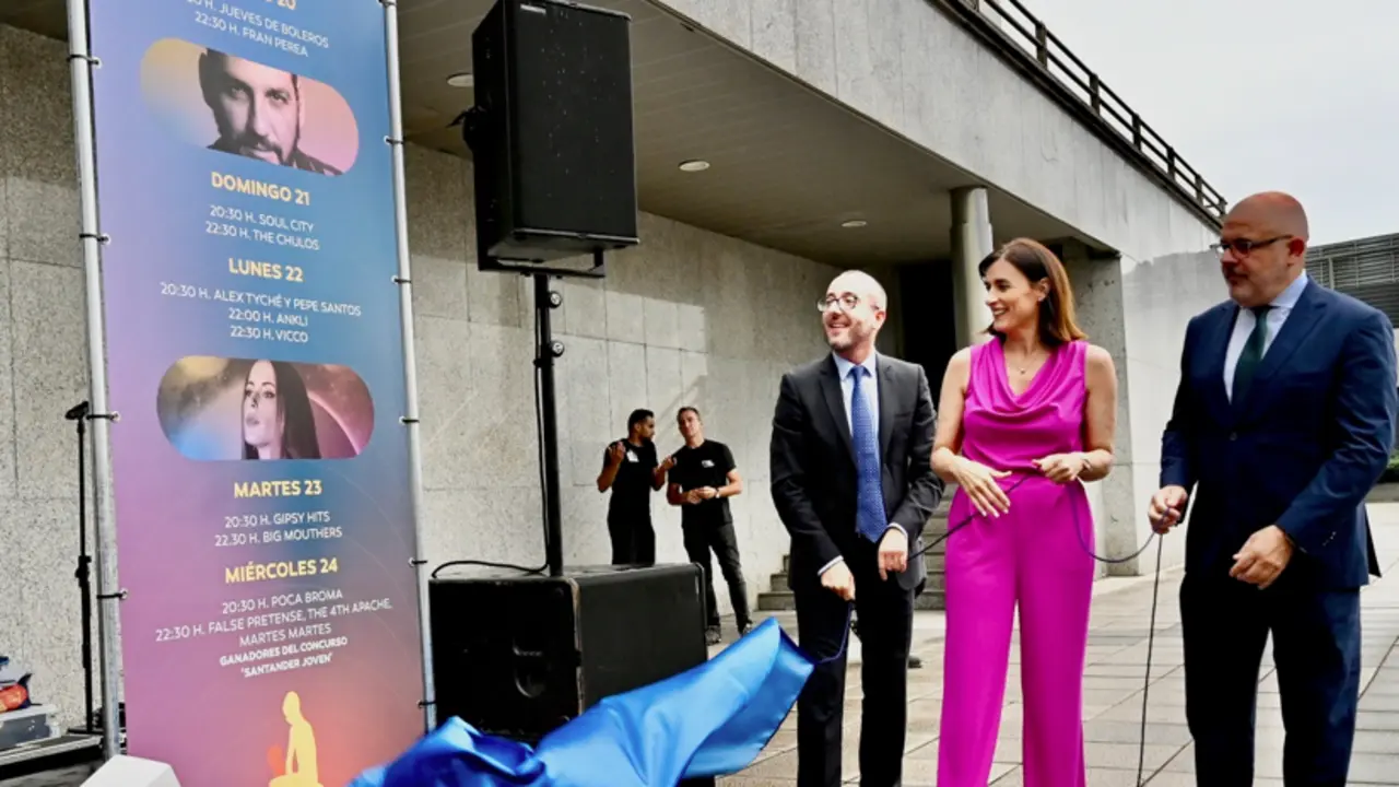 La alcaldesa de Santander, Gema Igual durante la presentaci&oacute;n de los conciertos de la Porticada.