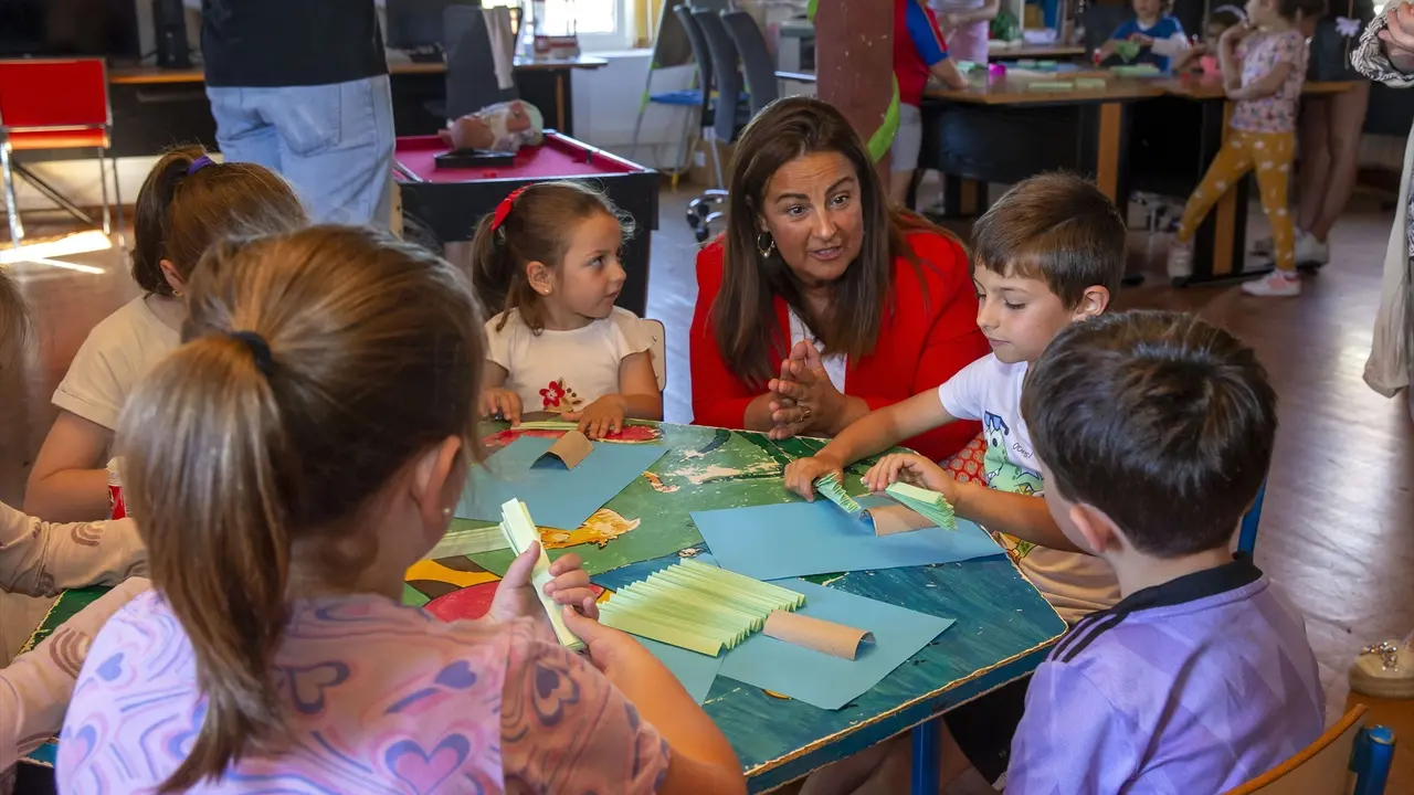 La consejera de Inclusi&oacute;n Social ha visitado hoy las ludotecas infantiles que el Ayuntamiento de Villafufre ha puesto en funcionamiento. / Alerta