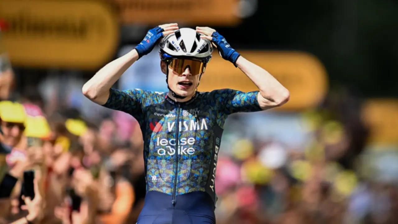 Jonas Vingegaard celebra la victoria en la duod&eacute;cima etapa del Tour de Francia. / asos