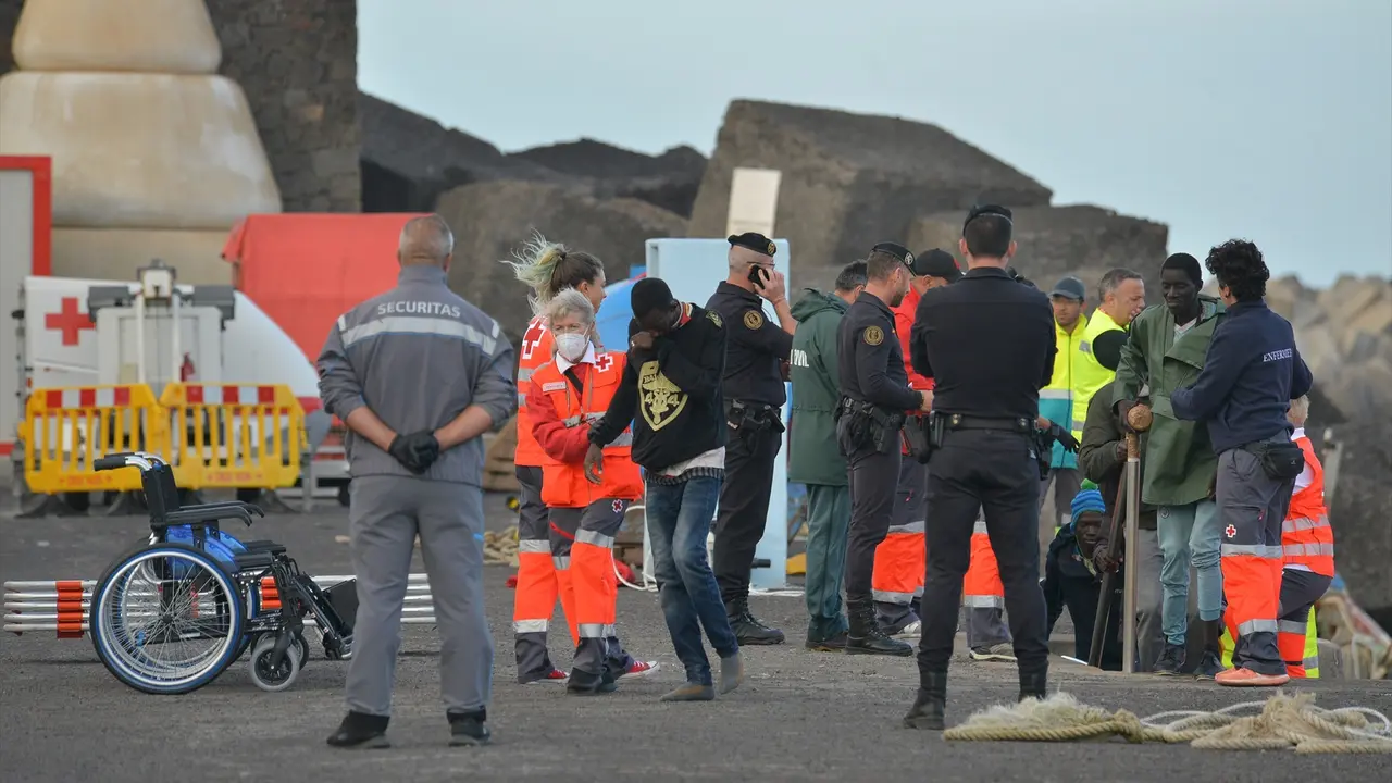 Migrantes de una patera llegan al Muelle de La Restinga. EP / Archivo