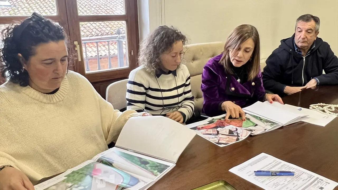 La secretaria de Organizaci&oacute;n del PRC, Paula Fern&aacute;ndez, con la alcaldesa de Molledo, Ver&oacute;nica Mantec&oacute;n. / A.E.