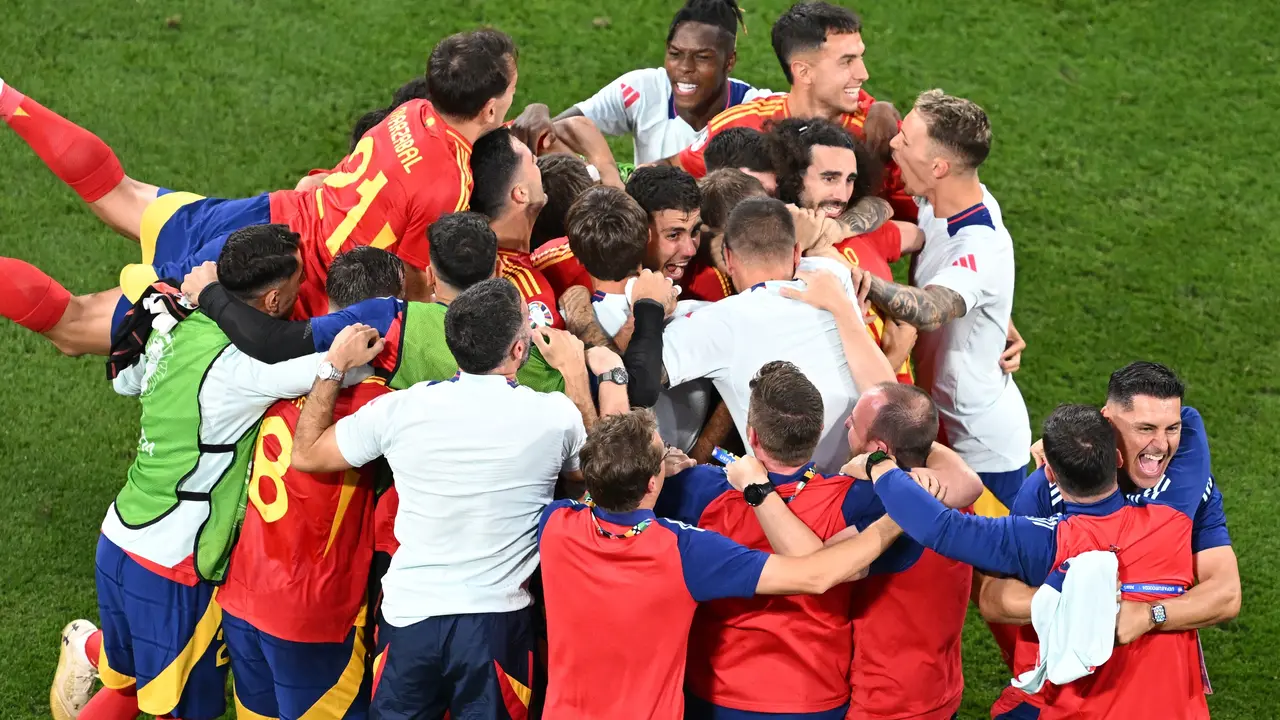 Los jugadores de la selecci&oacute;n espa&ntilde;ola celebran el pase a la final de la Eurocopa tras eliminar a Francia. / Sven Hoppe