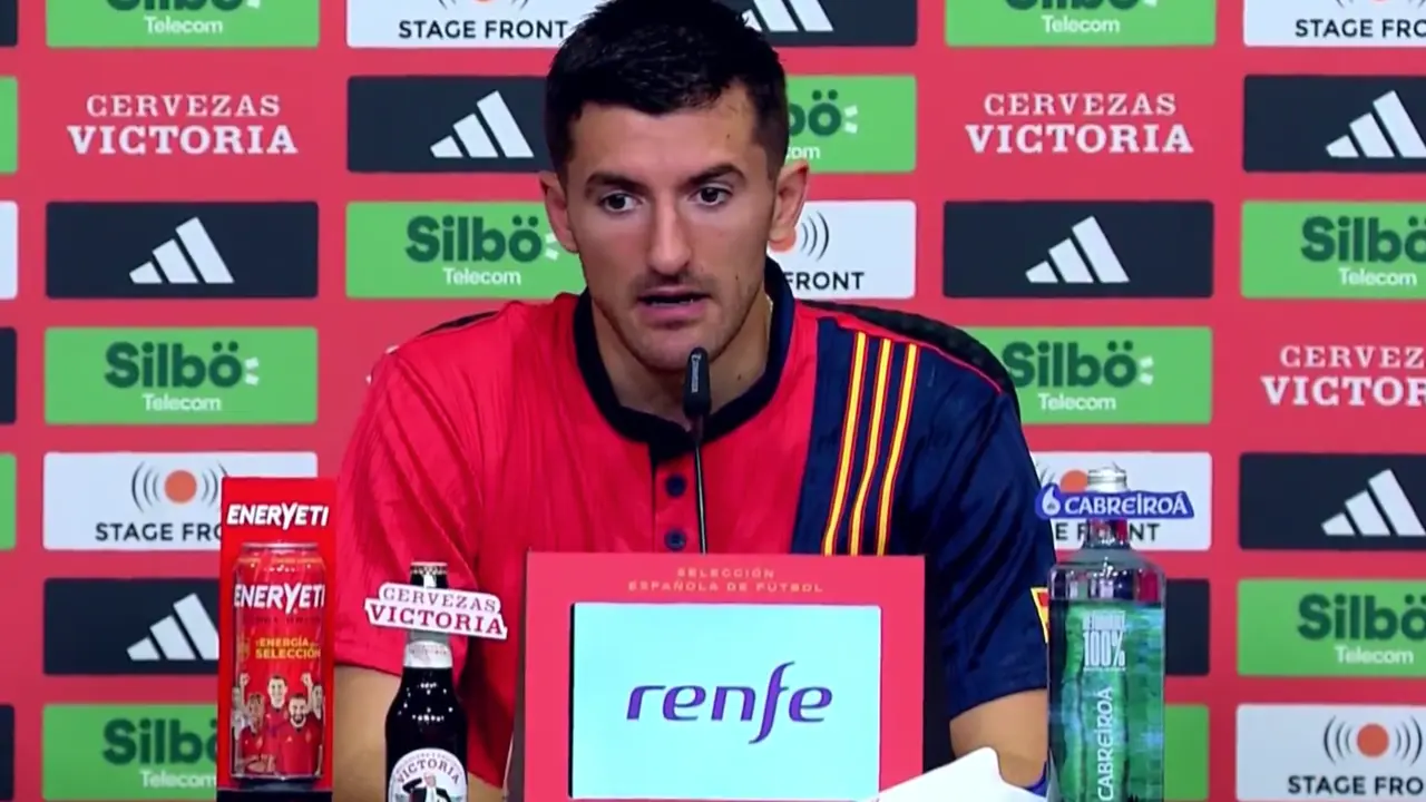 El jugador Dani Vivian, durante una rueda de prensa. / RFEF