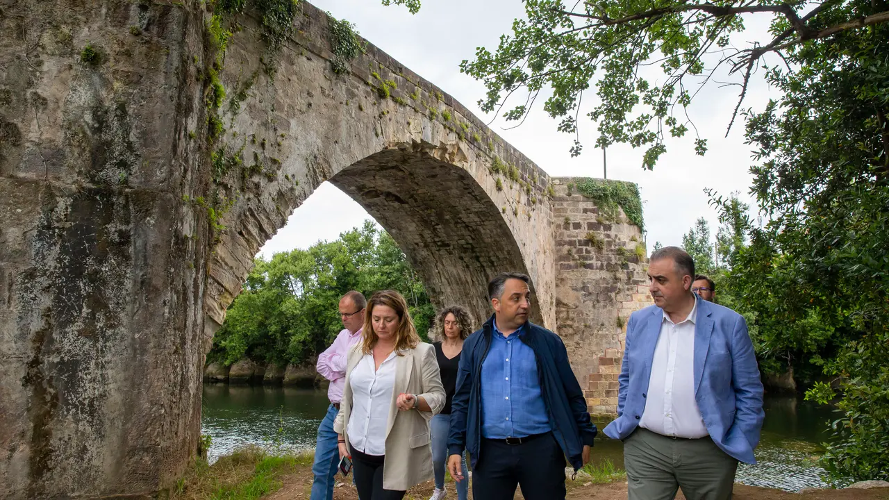El consejero de Fomento, Ordenaci&oacute;n del Territorio y Medio Ambiente, Roberto Media, en Oru&ntilde;a, Pi&eacute;lagos. / Alerta