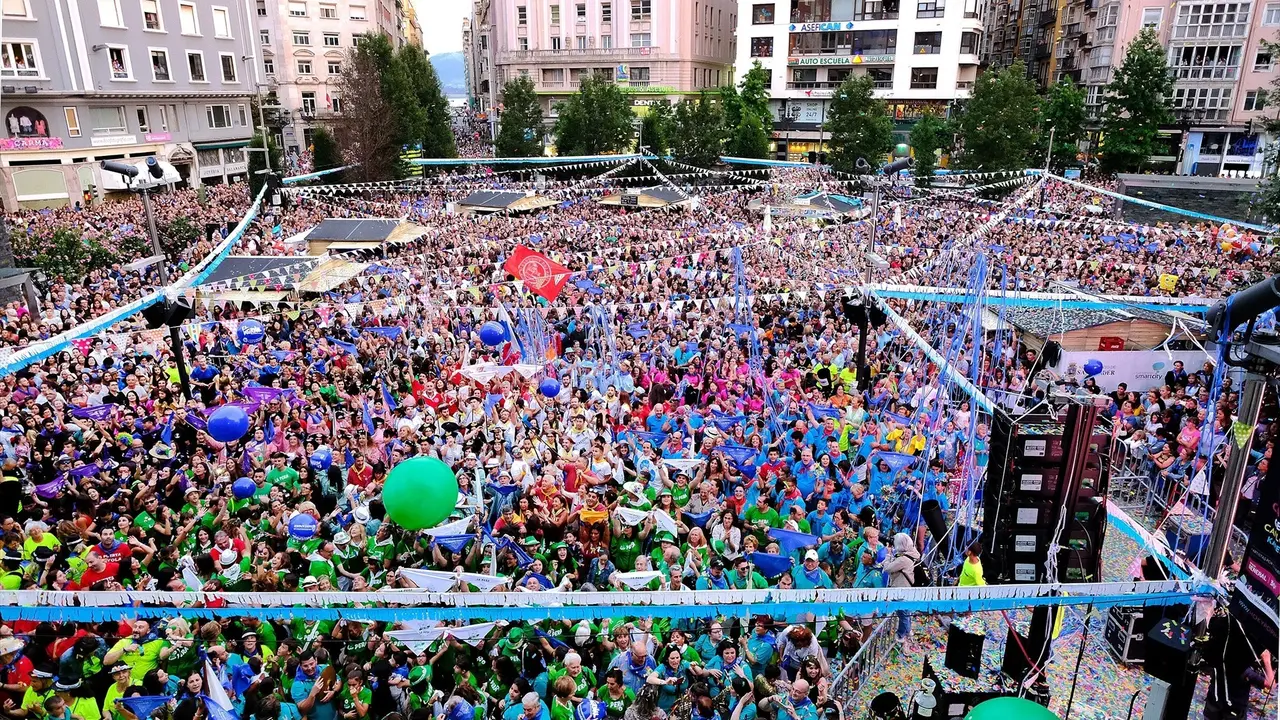 El lanzamiento del chupinazo de la Semana Grande de Santander. EP / Archivo