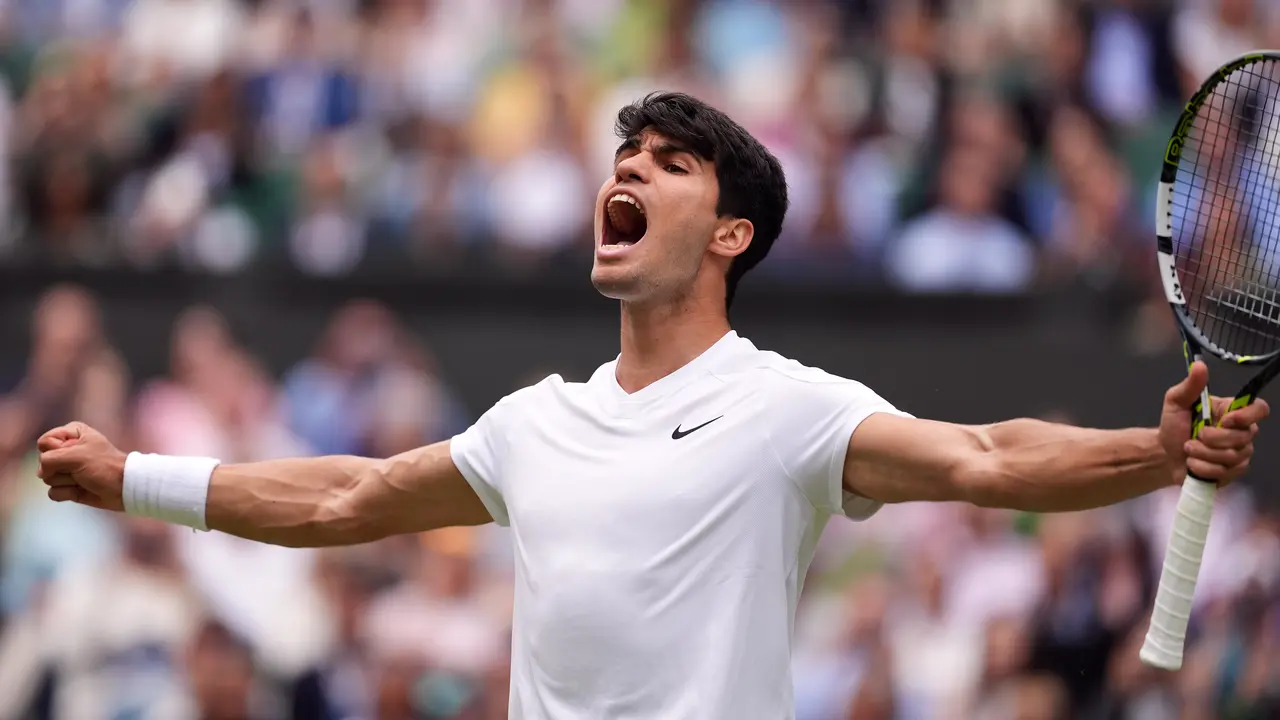 El tenista espa&ntilde;ol Carlos Alcaraz celebrando el pase a la final de Wimbledon. / Jordan Pettitt