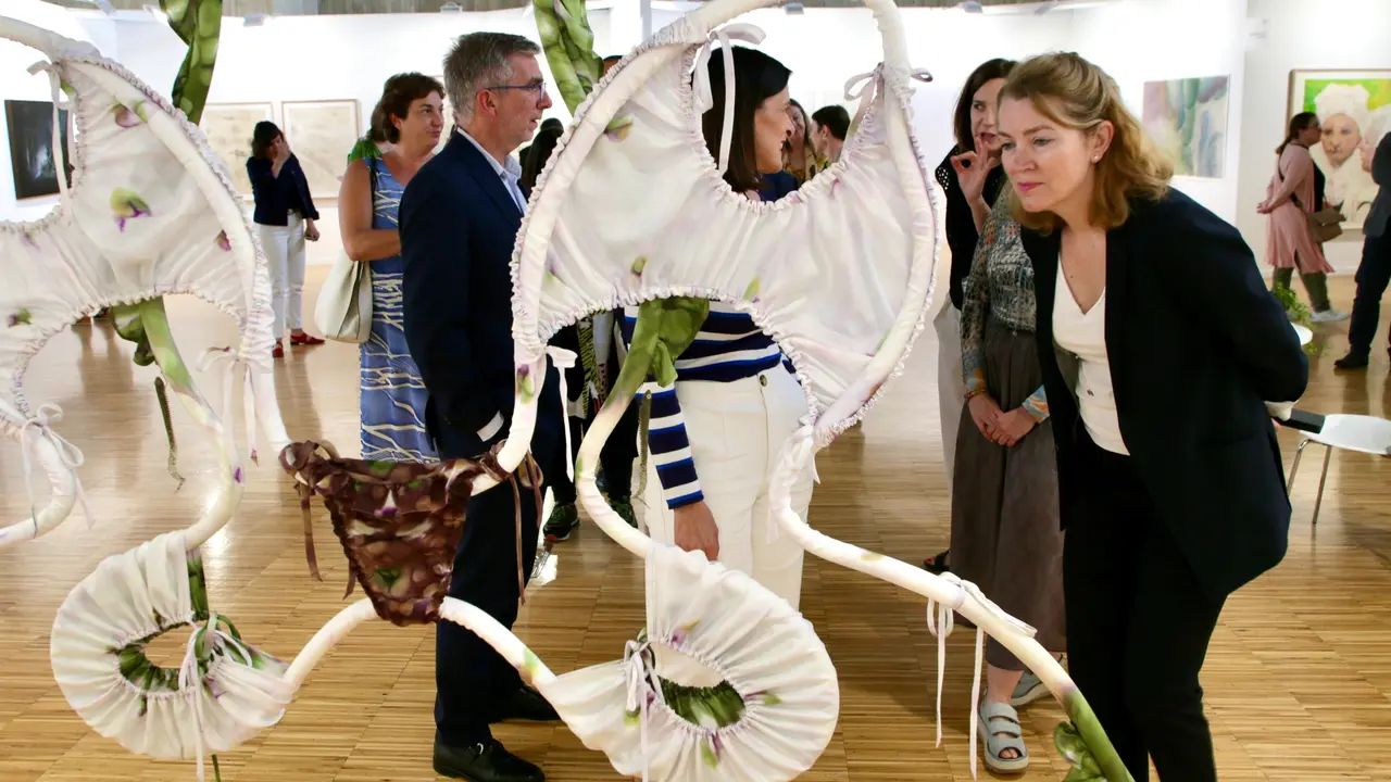 Las autoridades inauguran ArteSantander. / JOSE ROMAN CAVIA SOTO