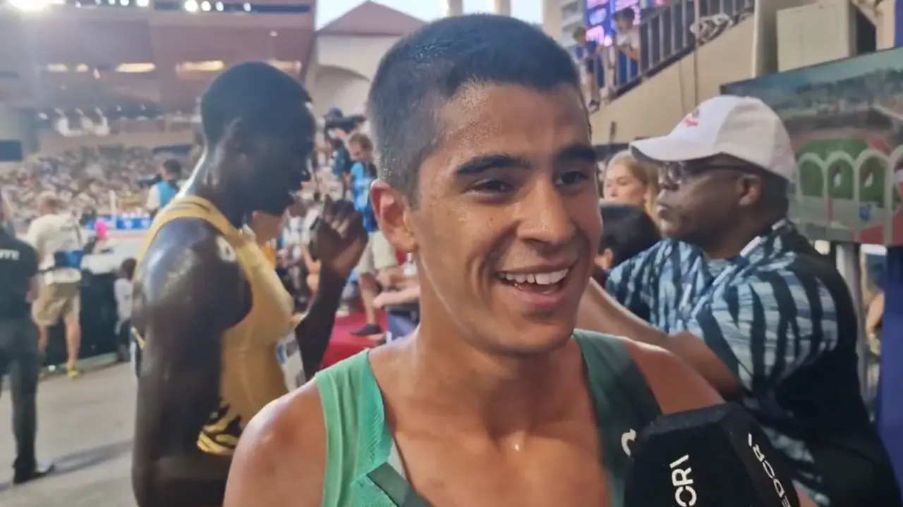 Mohamed Attaoui atiende a la prensa tras conseguir el r&eacute;cord de Espa&ntilde;a. / RFEA