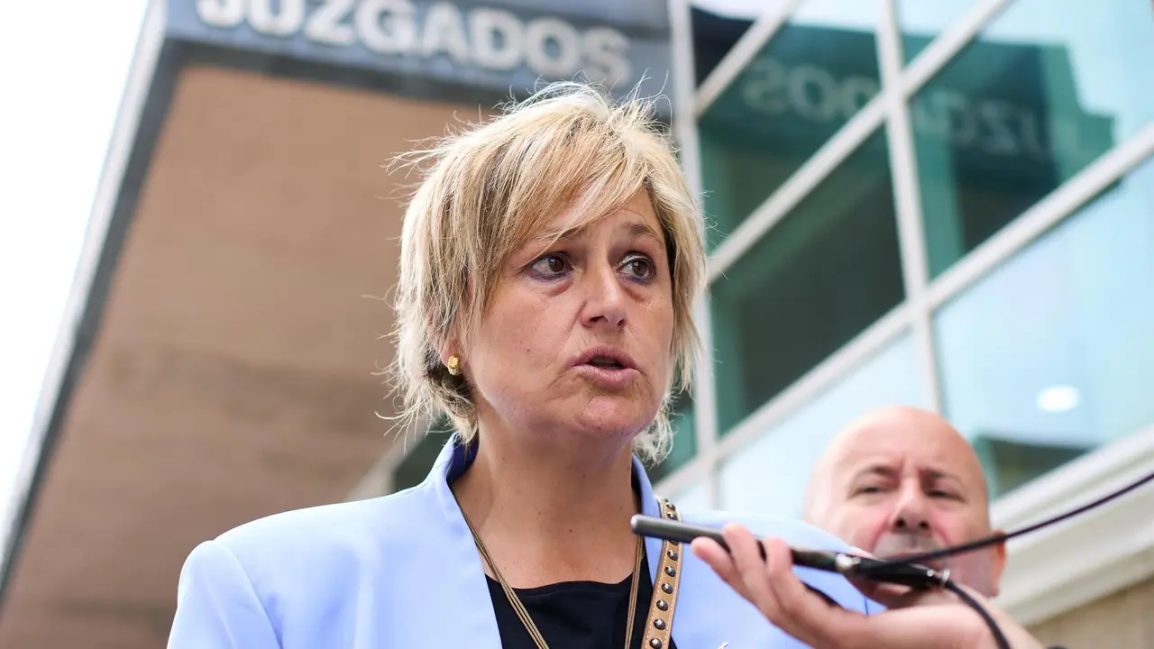 La ex alcaldesa de Camargo, del PSOE, Esther Bolado, habla con los medios tras declarar en el Juzgado de Instrucci&oacute;n n&uacute;mero 4 de Santander, a 7 de junio de 2022. / ARCHIVO