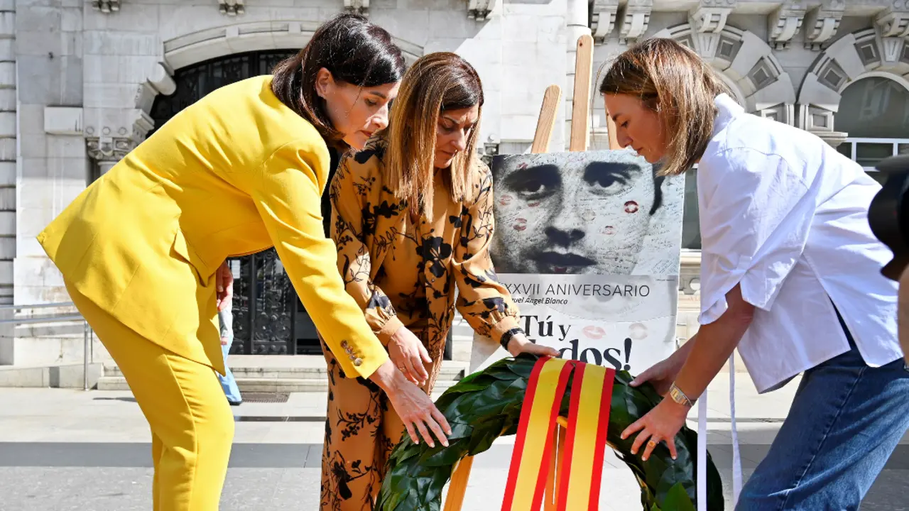 &middot; La alcaldesa ha le&iacute;do el manifiesto de la Fundaci&oacute;n Miguel &Aacute;ngel Blanco a trav&eacute;s del que se ha recordado al joven concejal del Partido Popular en Ermua, secuestrado y asesinado por la banda terrorista ETA en 1997.