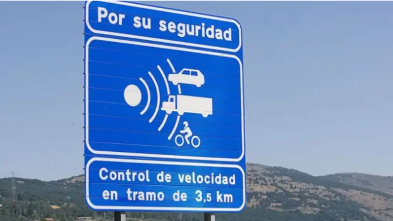 Cartel de aviso de un radar en las carreteras espa&ntilde;olas. / DGT