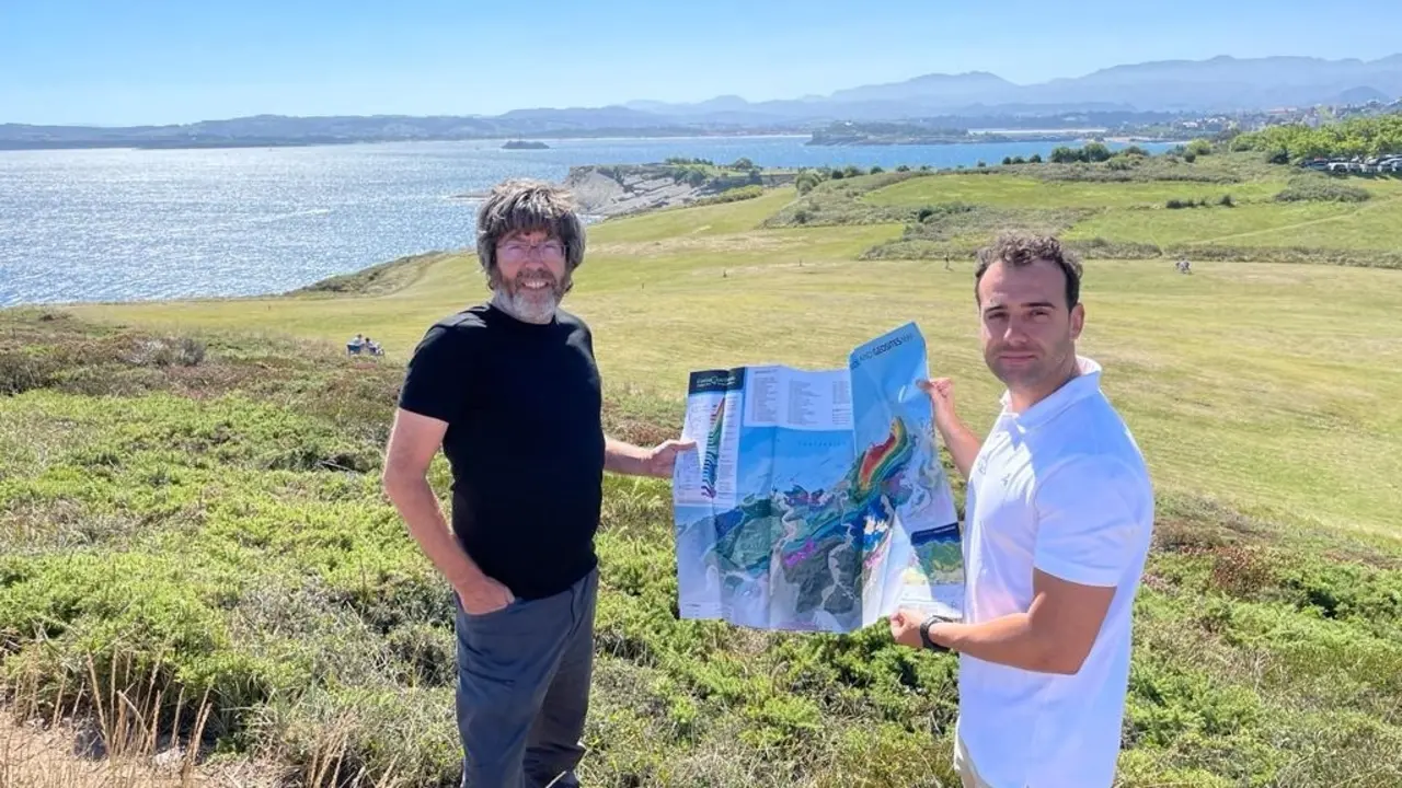 El concejal de Turismo de Santander, Fran Arias, en la ruta de ecoturismo a pie. / Alerta