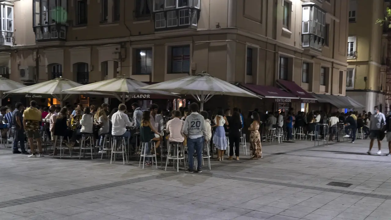 Varias personas en Ca&ntilde;adio por la noche. / EP